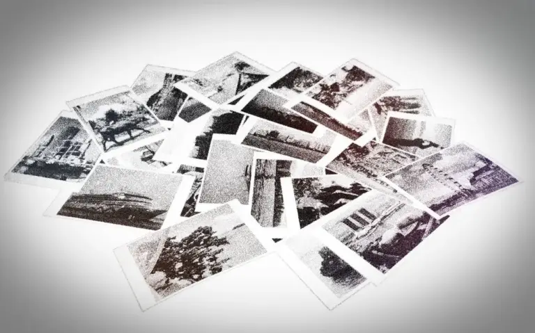 Verstreute Schwarz-Weiß-Fotografien mit Vignetteneffekt auf einer weißen Fläche.