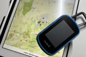 Tablet mit KomootApp und Garmin Navigation