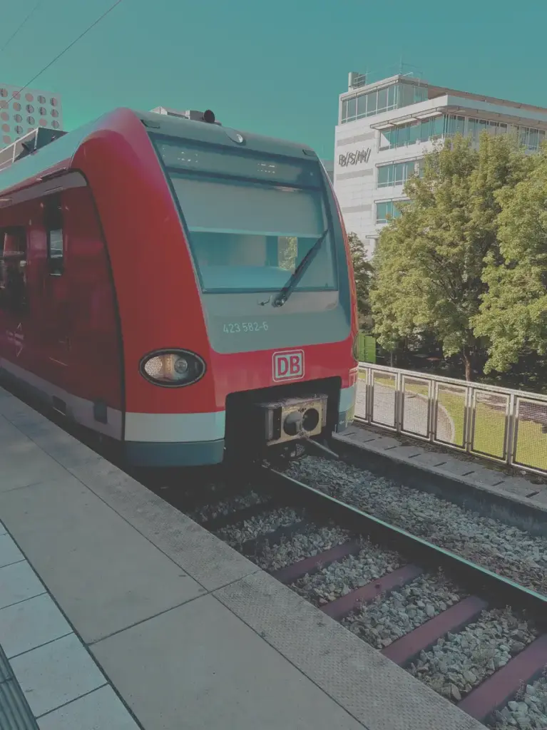 S-Bahn fährt ein