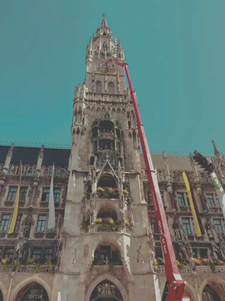Die Uhr am Rathaus München wird mit Kran gestellt