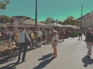 Passanten und Teilnehmer am Sammelpunkt zur Aufstellung