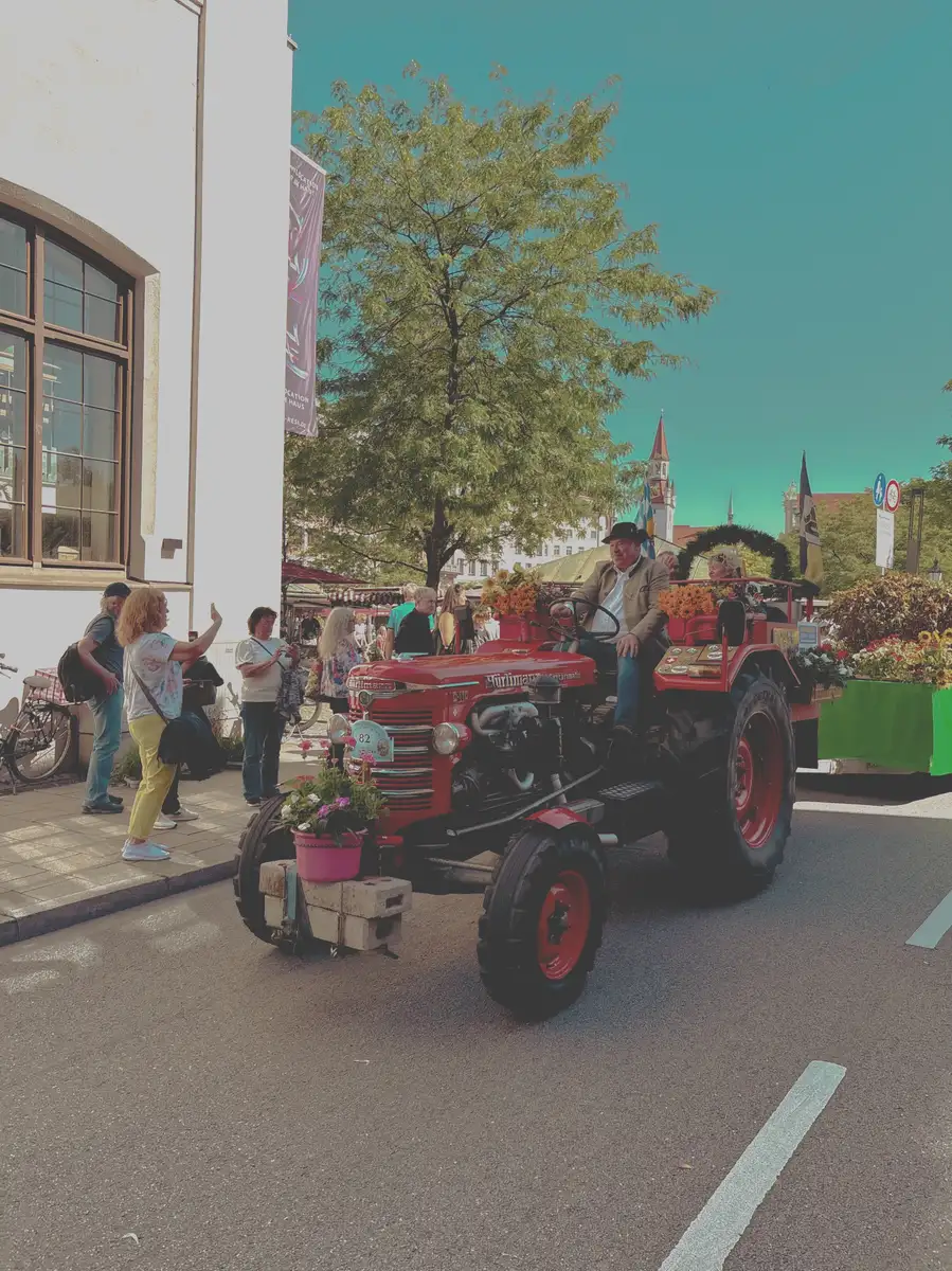 Ein festlich geschmückter roter Traktor