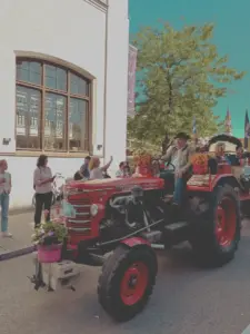 Ein festlich geschmückter roter Traktor