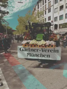 Umzug Gärtnerjahrtag, Traktor geschmückt