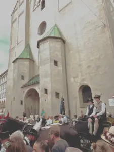 Vor dem Alten Peter, Gottesdienst ist beendet