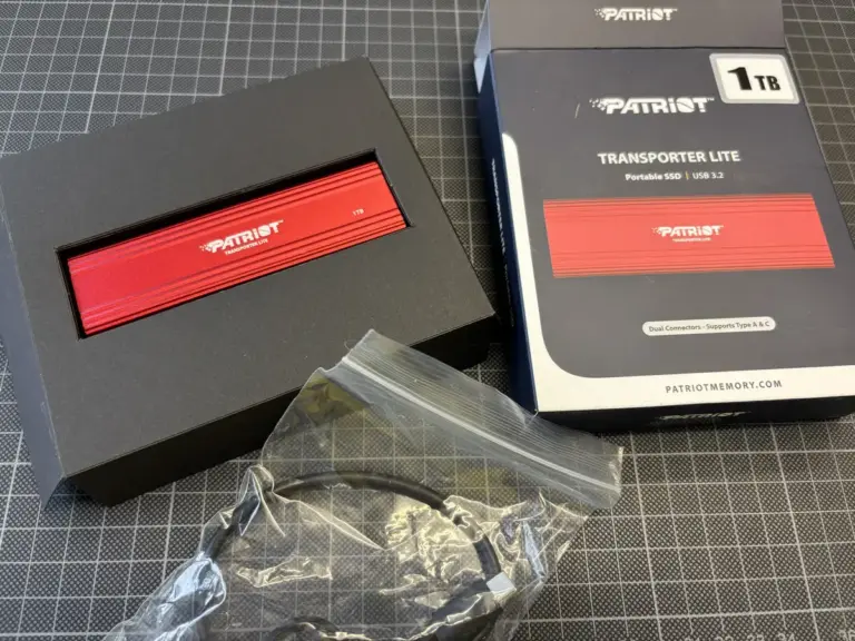 Externe SSD der Marke Patriot im roten Alugehäuse