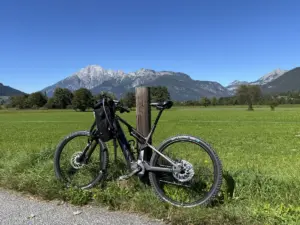 Mein Cayon Neuron eMTB, im Hintergrund die Alpen