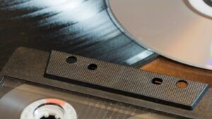 Nahaufnahme einer LP einer CD und einer Musikkassette