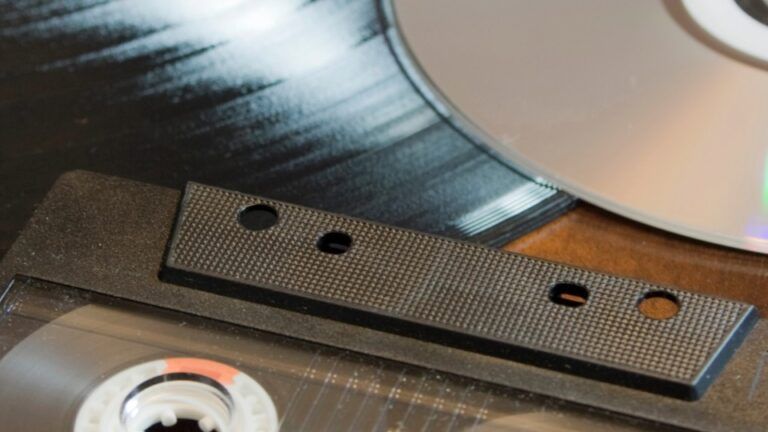 Nahaufnahme einer LP einer CD und einer Musikkassette