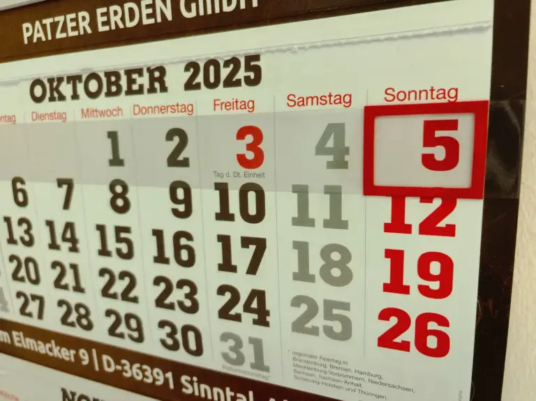 Nahaufnahme eines Kalenderblatts, bei dem der 5.10.2025 markiert ist