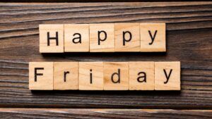 Mit Scrabbel-Buchstaben gelegte Wörter: Happy Friday