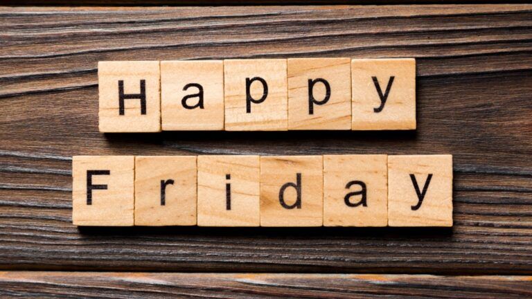 Mit Scrabbel-Buchstaben gelegte Wörter: Happy Friday